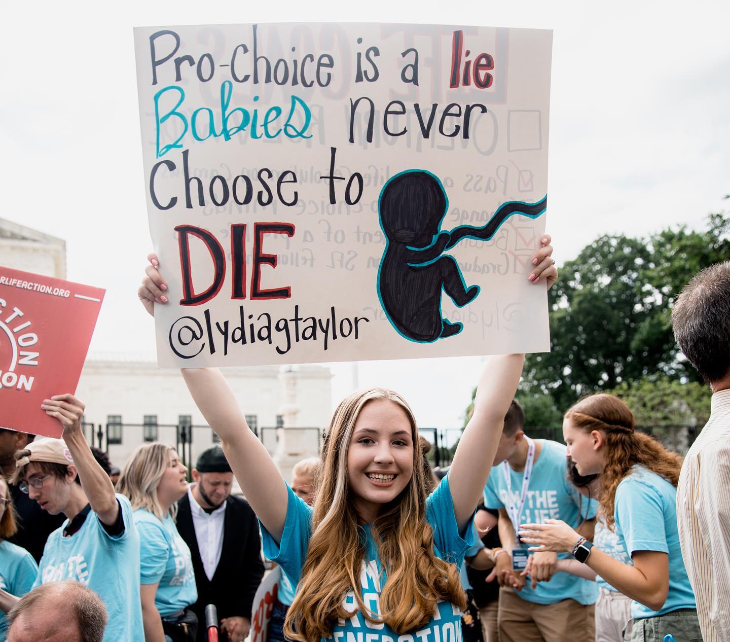 年輕女學生高舉反墮胎海報。(圖／翻攝自FB@Students for Life of America）